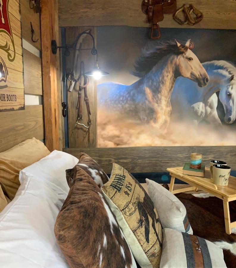 Fox Pass Cabins Bed & Breakfast ฮอตสปริงส์ ภายนอก รูปภาพ